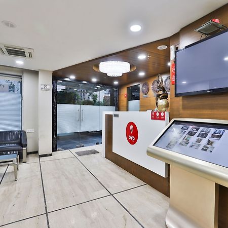 Oyo 4938 Hotel Dev Aadi Ахмедабад Экстерьер фото