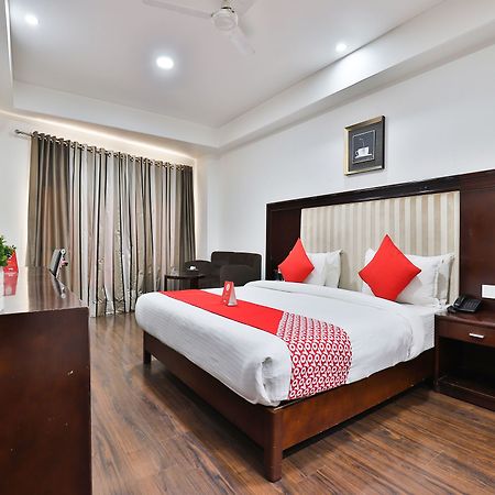 Oyo 4938 Hotel Dev Aadi Ахмедабад Экстерьер фото