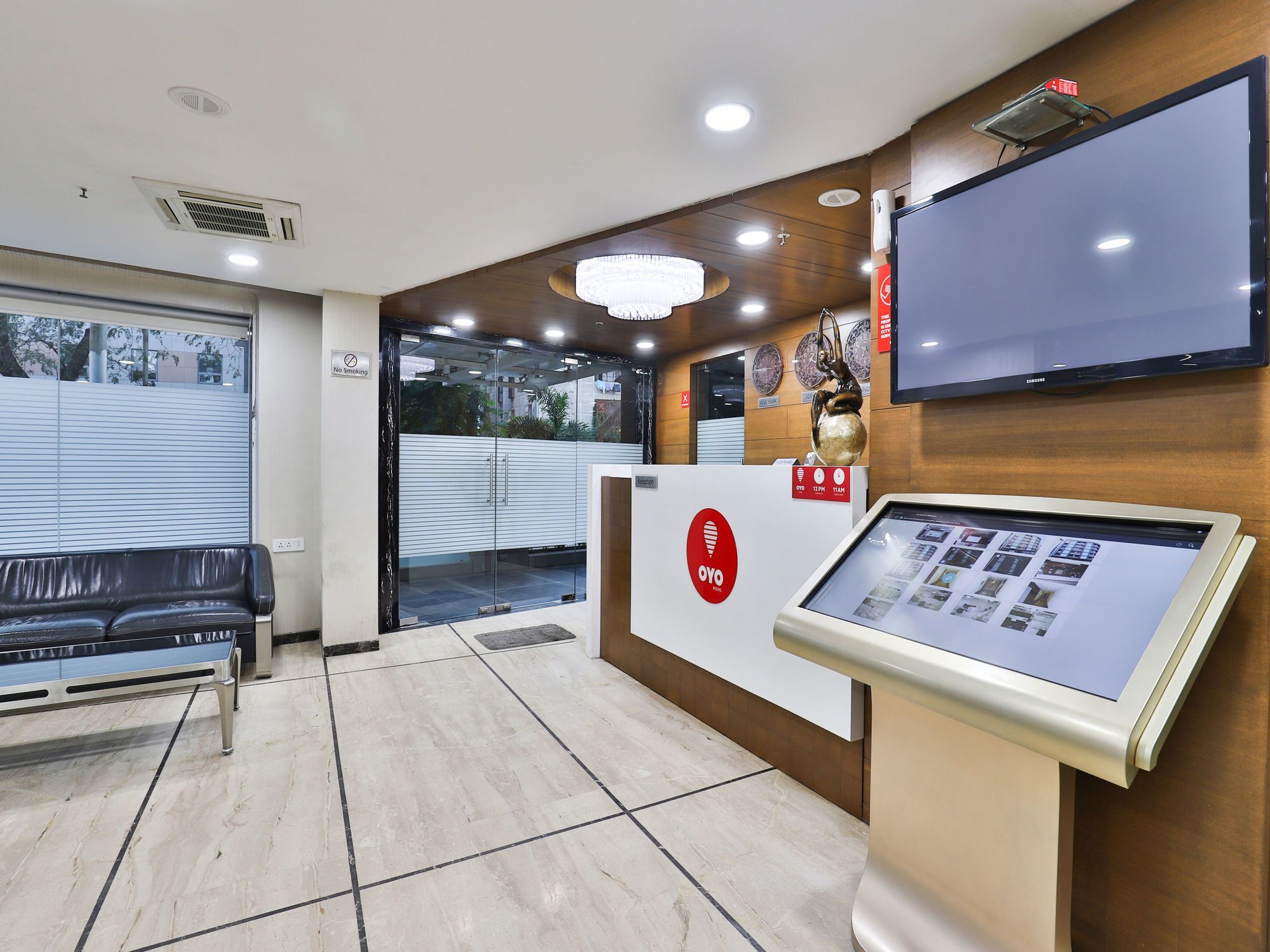 Oyo 4938 Hotel Dev Aadi Ахмедабад Экстерьер фото