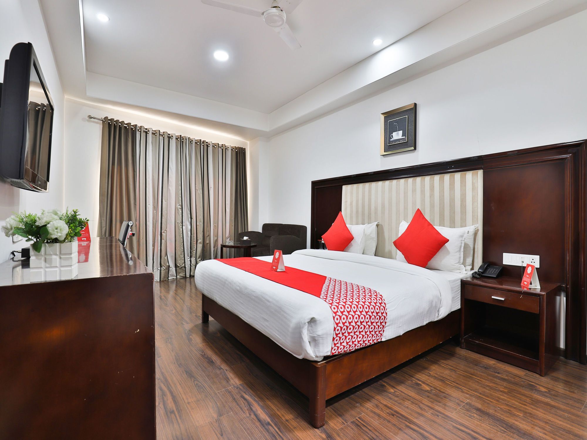Oyo 4938 Hotel Dev Aadi Ахмедабад Экстерьер фото