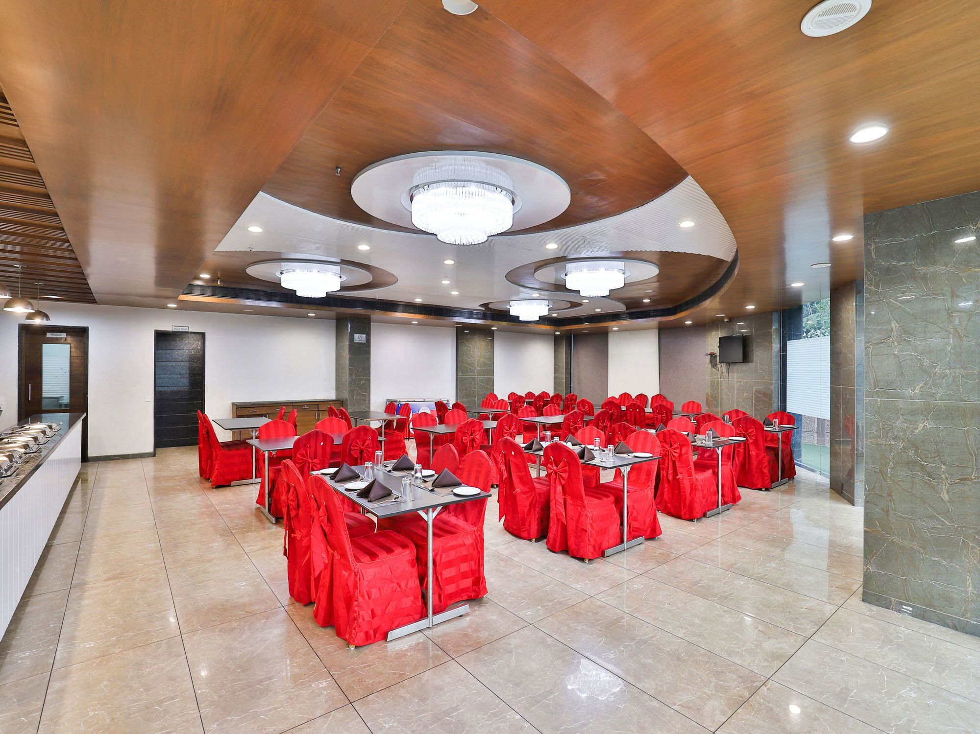 Oyo 4938 Hotel Dev Aadi Ахмедабад Экстерьер фото