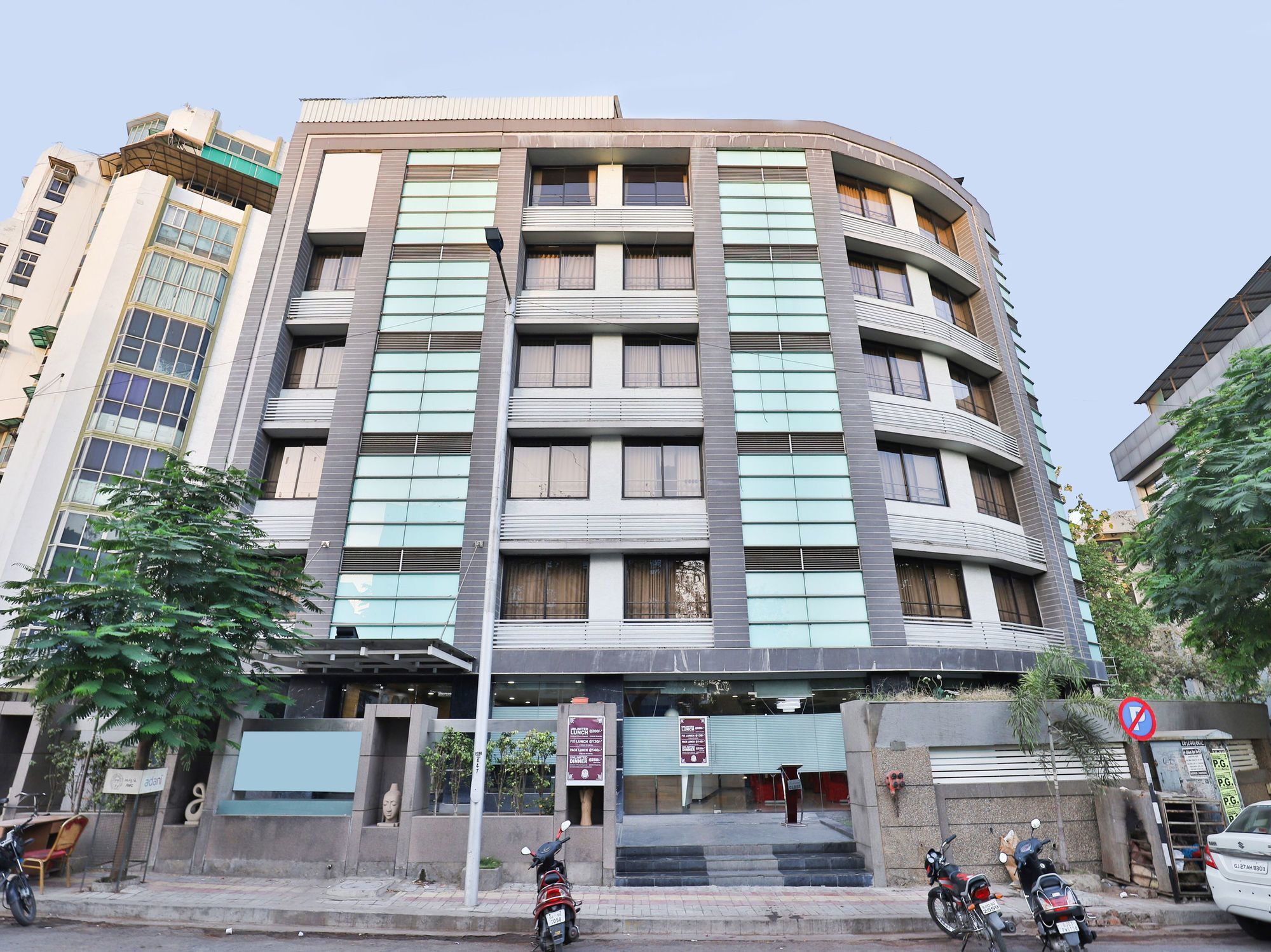 Oyo 4938 Hotel Dev Aadi Ахмедабад Экстерьер фото